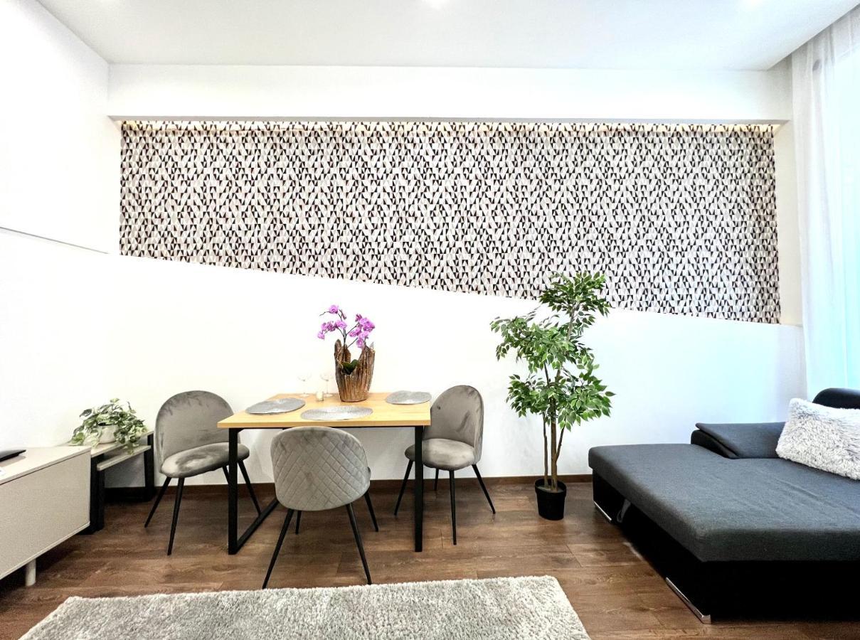 Wonderful Design In The Centre דירה